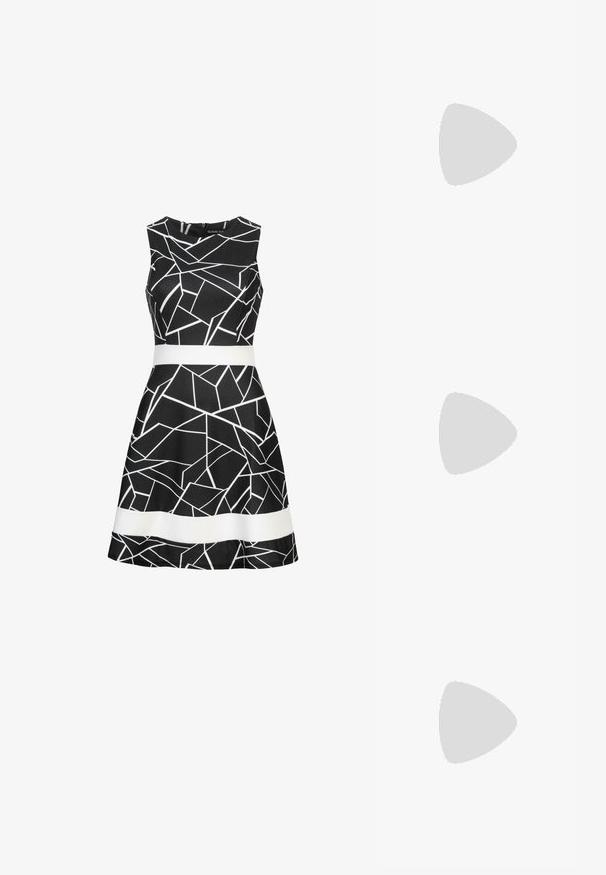 Zwarte mouwloze jurk met een geometrisch wit patroon en een contrasterende witte riem op de taille. Glad materiaal en een uitlopende rokdesign.; Witte patenten leren slingback schoen met een spitse neus en een geometrische blokhak. Het interieur heeft een tan kleurige inlegzool en minimale zijsnedes.; Witte cat-eye zonnebril met donkere gepolariseerde lenzen en een frame van gerecycled polycarbonaat op een effen witte achtergrond.; Witte handtas van lakleer met dubbele afgeronde handvatten, zilverkleurige ritsluiting en subtiel "estro"-logo aan de voorkant.