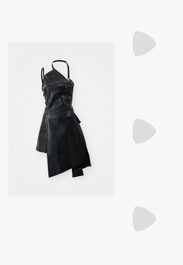 Sort faux læderkjole med asymmetrisk design, tekstureret krokodillemønster og lynlåslukning i siden. En skulderrem inkluderet.; Sorte knæhøje støvler lavet af glat materiale, med et subtilt nittermønster og sølvfarvet hæl. Sat sammen med en lyserød satin kjole.; Blandet kosmetikpung af sort fløjl med en blød, tekstureret overflade, rund top og lynlåslukning. Kompakt design, velegnet til forskellige opbevaringsbehov.; Sølvøreringe med forlængede ovale led, der har en poleret overflade og en struktureret dråpevedhæng. Enkel design med glatte kanter.