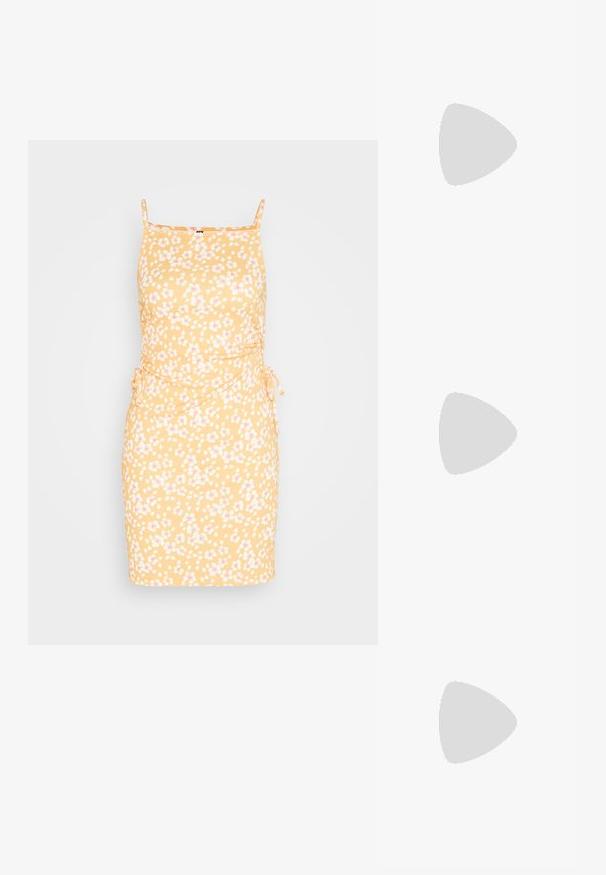 Pieces PCHYLMU DRAWSTRING MINI DRESS - Šaty do práce - golden yellow; Čierna gumená žabky s textúrovanou podrážkou a Y-tvarovaným remienkom, zobrazené z boku na svetlom jednoduchom pozadí.; Čierne slnečné okuliare v štýle mačacích očí s tmavošedými sklami, elegantným plastovým rámom, špicatými rohmi a rovnými stranami. Bez viditeľného hardvéru alebo akcentov.; Tkaná slamenná taška s prírodnou textúrou a jemným, organickým tvarom, s hnedými koženými uchami pre jednoduché nosenie.