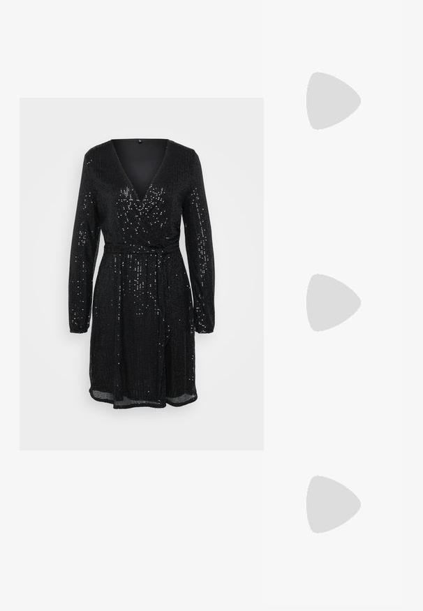 Vestido negro con mangas largas, escote en V y diseño envolvente. Cubierto de lentejuelas para textura y brillo, con una cintura ceñida por un cinturón.; Sandalia de tacón alto de ante negro con suela de plataforma, tira en el tobillo con herrajes plateados, diseño de punta abierta y textura suave.; Pequeño bolso de mano con patrón de cuadrícula plateada, asa curva, gran cierre de perla y una delgada correa de cadena plateada sobre un fondo liso.; Pendientes de metal plateado con un diseño ondulado y escultórico, que presentan un acabado pulido y formas irregulares, destacando una estética contemporánea.