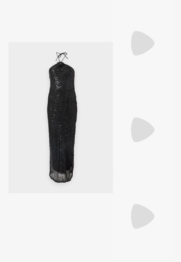 Vestido negro de lentejuelas con un diseño de cuello halter, que presenta un corsé ajustado y una abertura alta en el muslo, textura suave y acabado brillante.; Pies que llevan sandalias de tacón alto plateadas con correas finas y puntas cuadradas, de pie sobre una superficie de color claro.; Bolso de mano rectangular plateado con superficie texturizada, solapa tipo sobre, correa de muñeca desmontable y detalle de cadena delgada sobre fondo blanco.; Par de pendientes en tono plateado con cristales claros facetados agrupados en formas redondas y marquesas sobre fondo blanco.