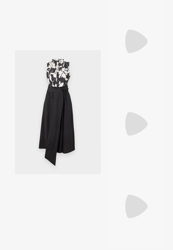 Ærmeløs kjole med sort og hvid blomsterprint på knaplukket top og ensfarvet sort nederdel, med bredt knyttet taljebånd.; Sorte suede hæle sandaler med åben tå, der har en dekorativ knude akzent foran og en ankelrem med en guldbuckle.; Sort læderhåndtaske med gyldne metalaccenter, rektangulær form, flaplukning, justerbar skulderrem, glat tekstur, minimalistisk design.; Guldsmykkesæt med en lagdelt halskæde med en dråbeformet vedhæng og matchende stud øreringe, alt sammen med en poleret overflade.