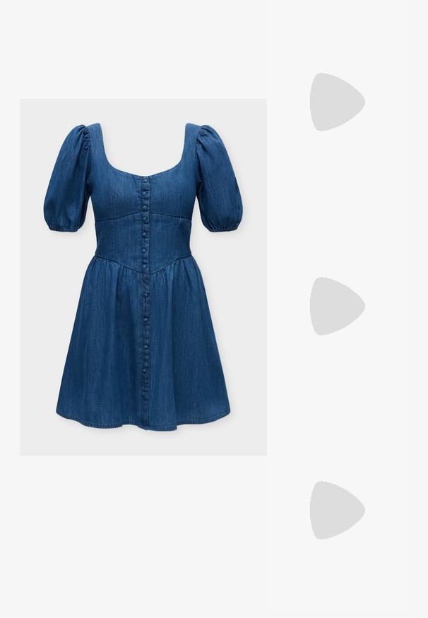 Kort blå denimkjole med puffede ærmer, firkantet halsudskæring og stofbetrukne knapper foran.; Steve Madden BIGMISSILE - Hjemmesko - beige; Beige vævet håndtaske med afrundet krop, lynlås, og en kort, tyk strop i en enkel, tekstureret hæklestil.; Par skinnende gyldne hoop-øreringe med tykke cirkulære led på en ensfarvet lys grå baggrund.