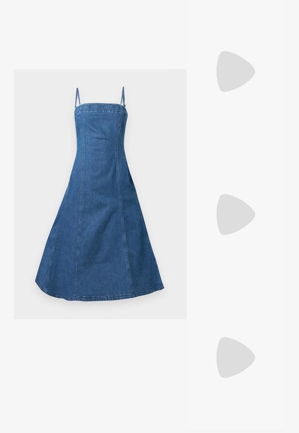 Blå denim midi kjole med tynde skulderstropper, tætsiddende overdel og skørt med vidde på en ensfarvet lys baggrund.; Høje sneakers lavet af cremet læder med guldøjer og en struktureret overflade. Har en gummisål og en afrundet tå.; Brune skildpadde solbriller med en vintage katteøje-form og brune linser. Har buede arme med røde detaljer.; Hvid fletlæderhåndtaske med afrundet håndtag og ender på remmen, der er knyttet, vist mod en ensfarvet baggrund.