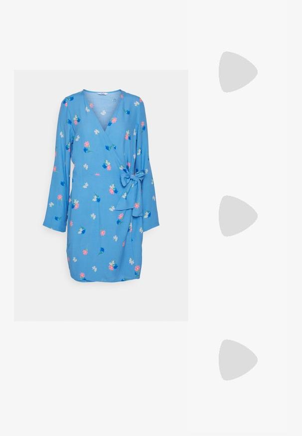 Envii ENLIME V NECK DRESS - Jurk - multicoloured/blue; Zwarte leren cowboylaarzen met spitse neuzen, decoratieve stiksels en schuine blokhakken gedragen door een persoon.; Zwarte en zilveren handtas met een gestructureerd oppervlak dat een diamanten patroon vertoont, een geknoopt handvat en een gestructureerde vorm.; Kruisdruppel oorbellen met hardware in zilvertint, gekenmerkt door een vierkante stud en watervallen van rechthoekige en octagonale kristallen.