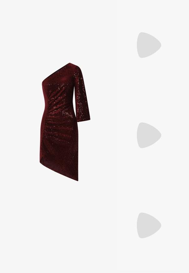 Bordeaux paljetkjole med asymmetrisk design med én skulder, rynket tekstur og en skrå kant. Glat stof med glitrende detaljer.; Bordeaux patentlæder højhælede sko med spids tå, ankelrem og en 10 cm stiletto hæl. Glat tekstur og minimal detaljer.; Reiss ADALINE EMBELLISHED - Clutches - silver coloured; Sølvfarvede øreringe med en rund stud med pavé-indstilling og en pæreformet dråbe omgivet af mindre sten, hvilket fremhæver en funkende effekt.