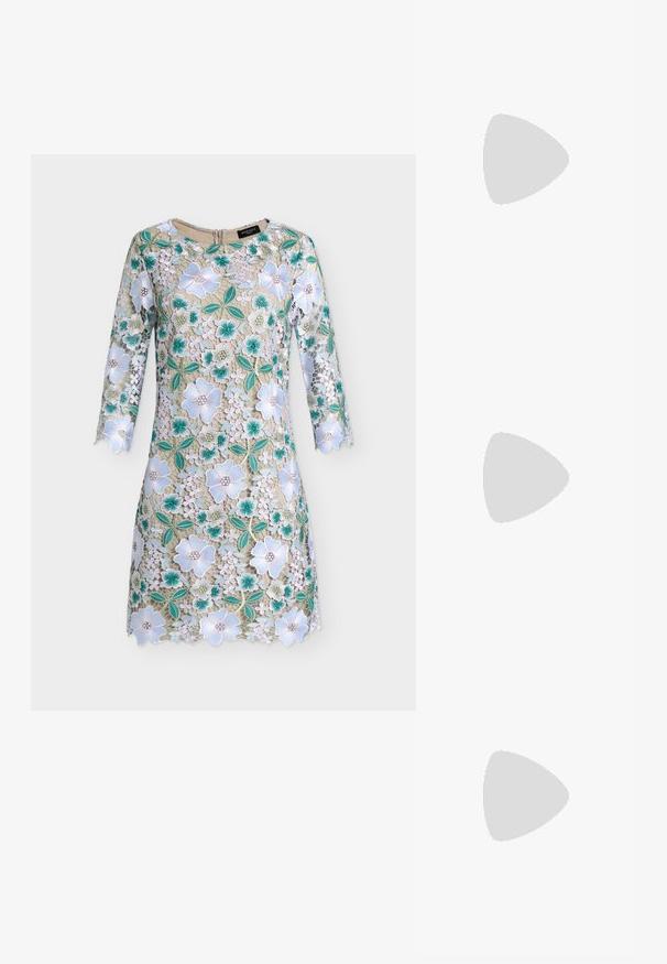 Beige knie-lange jurk met 3/4 mouwen met een kanten overlay van grote witte en turquoise bloemen met groene bladeren.; Witte muil met puntige kittenhak en enkelriem met strass-steentjes op een effen achtergrond.; Geel neplederen handtas met een gladde textuur, ronde vorm en een slanke schouderband; voorzien van een metalen "A"-logo op de voorkant.; Zilveren armband met een rij ronde, heldere kristallen, een gestructureerd patroon, een gladde binnenkant en een sluiting met een haak.