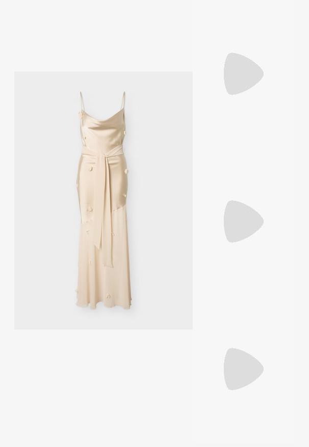Beiges Satinkleid mit dünnen Trägern, kleinen Stoffblumen-Applikationen und einem passenden Taillengürtel.; Beige offene Zehenmule mit einem glatten matten Finish, verziert mit dekorativen klaren Strasssteinen, die in einem Muster auf dem Obermaterial angeordnet sind.; Weiche, cremefarbene Leder-Clutch mit gerafftem Design und einem dünnen Schulterriemen, der vorne auf einem schlichten Hintergrund liegt.; Silberne Metallcreolen mit glatter, leicht gebogener Oberfläche und Klappverschluss vor schlicht weißem Hintergrund.
