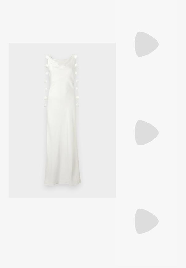 Longue robe blanche en satin avec un design sans manches et des détails floraux 3D le long des ouvertures des bras.; Sandales à talons hauts beiges avec un bout pointu, comportant trois brides à l'avant et une fine bride à la cheville avec une boucle. Texture lisse, design minimaliste.; Sac à main en cuir blanc avec un design plissé, doté d'une bandoulière en chaîne dorée et d'une forme arrondie. Texture lisse avec des plis doux et sans motifs.; Bracelet ton or orné d'embellissements en forme d'étoiles et de perles rondes, souligné par des cristaux transparents, avec une fermeture détaillée et une finition lisse.