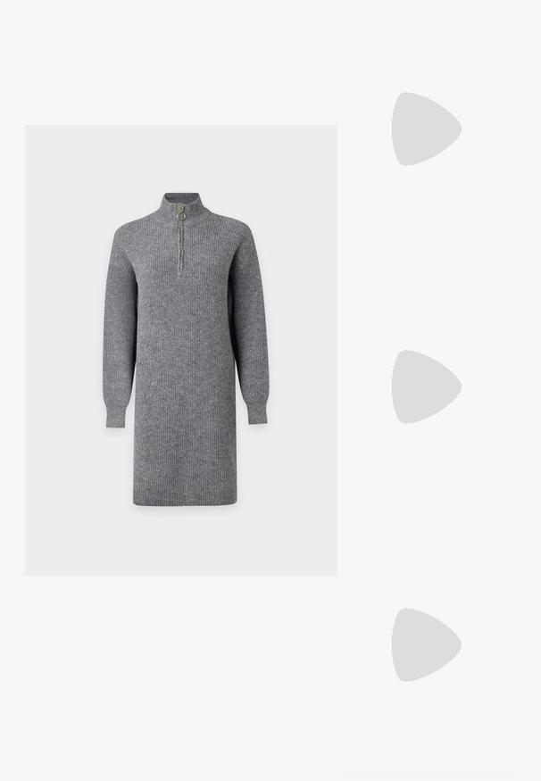Graues, geripptes Strickkleid mit langen Ärmeln, knielang und einem halben Frontreißverschluss an einem hohen Kragen, vor einem schlichten Hintergrund dargestellt.; Knöchelhohe schwarze Lederstiefel mit einer spitz zulaufenden Zehenpartie und einem Kitten-Heel. Glatte Textur und minimalistisches Design ohne sichtbare Beschläge oder Akzente.; Schwarze gewebte Handtasche mit einem gebogenen Griff, die eine strukturierte Oberfläche und eine lässige Form hat. Glatte Oberfläche mit einer organischen Silhouette.; Silberne Metallcreolen mit glatter, leicht gebogener Oberfläche und Klappverschluss vor schlicht weißem Hintergrund.