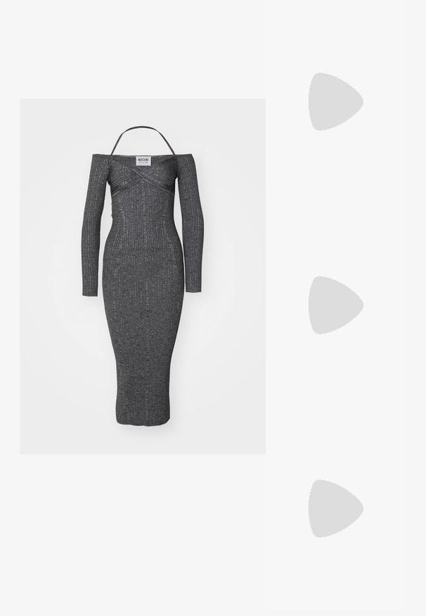 Robe grise à manches longues et épaules dénudées, en ribbed, avec une silhouette ajustée, un tissu texturé, et une longueur au genou, dotée de fines bretelles et d'une étiquette.; Chaussure plate en cuir noir avec un bout arrondi et un design froncé le long de l'ouverture. Présente un détail discret en métal argenté sur le devant.; Porte-monnaie blanc avec une illustration de banane jaune et le texte rouge "SOUND FIORUCCI" sur le devant, accompagné d'une fermeture éclair en argent.; Boucles d'oreilles en argent en forme de créoles avec une finition incurvée et brillante, et un design sans couture. Équipées d'une fermeture à charnière pour un port sécurisé.