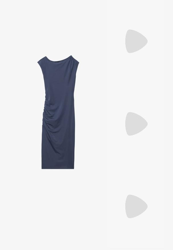 Robe sans manches en tissu bleu foncé, avec un décolleté arrondi et un détail froncé sur le côté créant texture et forme.; Mules à talons carrés en cuir noir avec un bout ouvert, présentant une surface lisse et un upper légèrement courbé pour le confort et le style.; Pochette en cuir souple couleur crème avec un design froncé et une fine bandoulière reposant à l’avant sur un fond uni.; Boucles d'oreilles en métal argenté avec un design ondulé et sculptural, présentant une finition polie et des formes irrégulières, mettant en valeur une esthétique contemporaine.