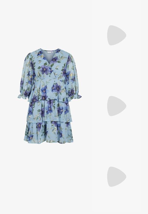 Vestido azul claro con estampado floral, flores moradas, hojas verdes, detalles dorados, falda de volantes, mangas largas abullonadas y escote en V tipo cruzado.; Zapatos de tacón alto rosas con punta afilada, acabado satinado y tira en el tobillo con detalles entrecruzados. Silueta elegante y tacón fino.; Bolso de mano de cuero blanco con un diseño recogido, cuenta con una cadena dorada y forma redondeada. Textura suave con pliegues suaves y sin patrones.; Pendientes de aro de metal plateado con superficie lisa y ligeramente curvada y cierre de tipo mosquetón sobre un fondo blanco liso.
