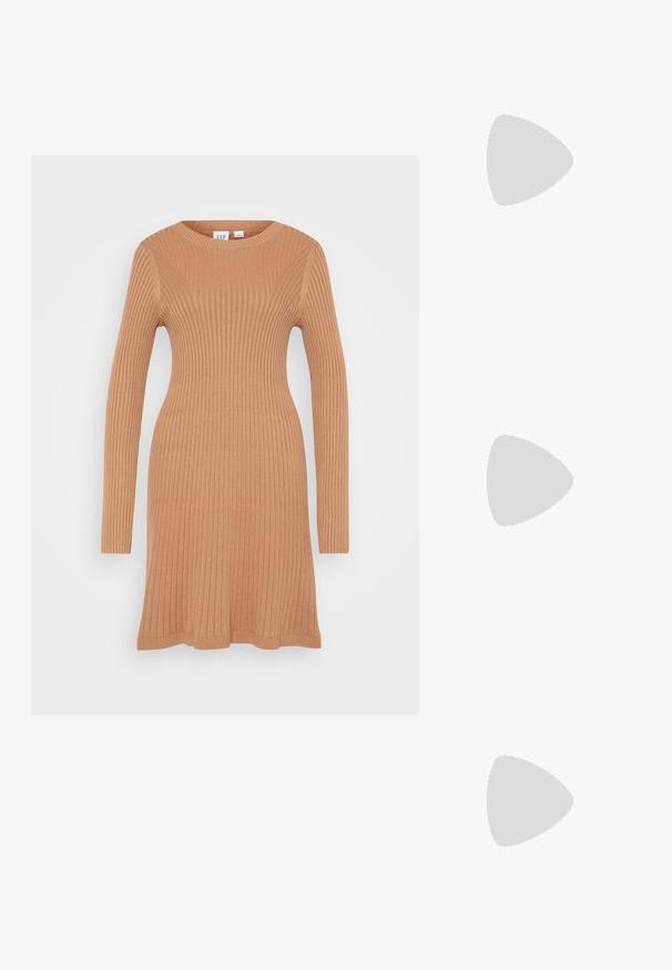 GAP CREW NECK DRESS - Svetríkové šaty - camel hair; Bežové semišové kovbojské topánky s špicatou špičkou a jemne textúrovaným siluetom. Obsahujú dekoratívne šitie a nízky stohovaný podpätok.; Béžová kožená taška na rameno s dvoma popruhmi, hladká textura a otvorený dizajn na vrchu. Disponuje minimalistickým štýlom bez viditeľného kovania.; Strieborné kruhové náušnice s minimalistickým dizajnom. Cirkulárny tvar, hladký povrch a tenký profil. Ľahké s lesklým povrchom.