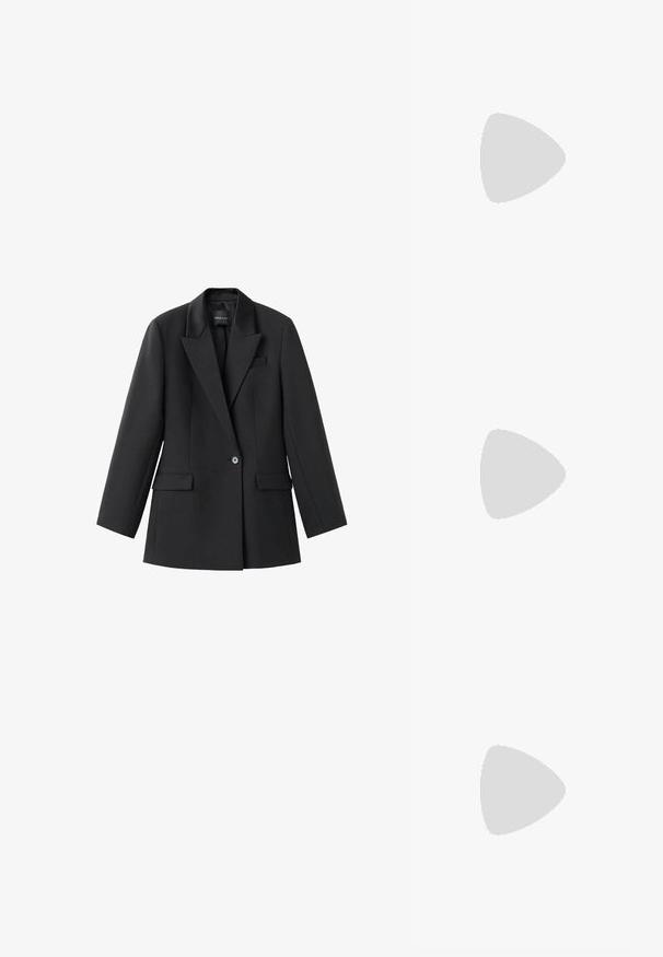 Čierny blazer vyrobený z hladkej textílie, s výstrihom do V, jedným gombíkom na zapínanie a dvoma bočnými vreckami. Strih so zúžením a dlhé rukávy.; Čierna kožená členková čižma s elegantným siluetom, špicatou špičkou a vysokým ihličkovým podpätkom. Jemná textúra, minimalistický dizajn bez viditeľných kovových prvkov.; Čierna lesklá kožená kabelka na rameno s jedným zapínateľným priehradkom na zips a tenkým remienkom zakriveným do oblúkového tvaru.; Čierna kožená minisukňa s asymetrickým detailom pásu na bielom pozadí.
