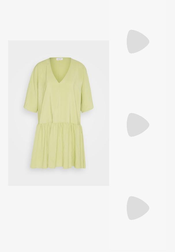 Weekday MINOU DRESS - Denné šaty - green; Čierna kožená topánka s okrúhlou špičkou, remienkom okolo členka a prackou, nízkym podpätkom a žltým prešitím pozdĺž podrážky. Hladký povrch po celom obvode.; Polstrovaná zelená ramenná taška s mäkkou textúrou, obdĺžnikovým tvarom, jedným popruhom a zlatou zipsovou uzáverou. Obsahuje prešívaný vzor.; Strieborné kruhové náušnice s vlnitou, nepravidelnou textúrou. Majú tenký, kruhový tvar a reflektujúci povrch.