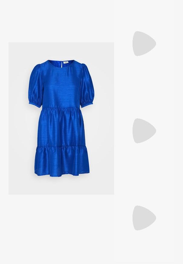 JDY JDYMIDA PRETTY DRESS - Denné šaty - surf the web; Strieborné metalické baleríny s špicatou špičkou, remienkom okolo členka s nastaviteľnou prackou, textúrovaným povrchom a minimálnou čiernou podrážkou.; Čierna a strieborná kabelka s textúrovaným povrchom so vzorom diamantov, s uzlovou rukoväťou a štruktúrovaným tvarom.; Strieborné kruhové náušnice s príveskom v tvare kríža a srdca. Hladký, lesklý povrch s lešteným dokončením. Každý prívesok visí na bezpečnej slučke.