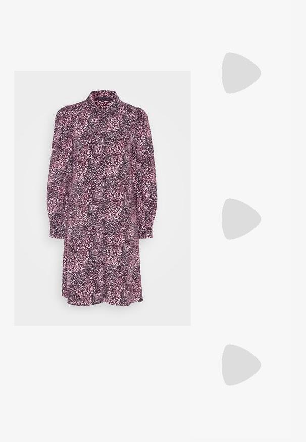 Marks & Spencer MINI COLUMN SHIRT - Skjortekjole - pink mix; Knæhøje sorte læderstøvler med spids tå og kraftig hæl. Glat tekstur med minimale detaljer og et tætsiddende skaftdesign.; Sort clutch taske lavet af ruskind med en struktureret overflade, udstyret med en guld kædestrop og et elegant, kantet design.; Guld snoede hoops øreringe med en glat overflade, der har en transparent baggrund og hardware i guldtoner.
