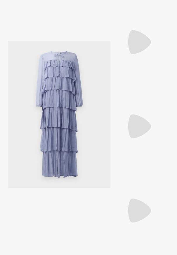 Vestido largo de manga larga en azul claro que presenta múltiples volantes horizontales, un escote redondo con un lazo y un diseño fluido en capas.; Sandalias planas negras con suela ancha, tiras delgadas y un lazo ajustable en el tobillo. Textura suave con un diseño minimalista.; Bolso tipo cubo de tela azul claro con correa larga, abertura superior ancha y costuras verticales cosidas, sobre un fondo blanco liso.; Candados en forma de corazón de plata con inscripciones grabadas de "SÍ" y "NO", acabado pulido, diseño simétrico y un robusto cierre de metal.