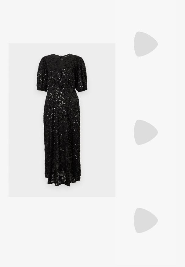 Čierne šaty s flitrami, s krátkymi nariasenými rukávmi, priliehavým pásom, výstrihom v tvare kľúča a dlhým lemom až po zem.; Slingback vysoké opätky v lesklej tmavohnedej lakovej koži, so špicatou špičkou, otvorenými stranami a nastaviteľným remienkom na členku.; Lesklá strieborná kabelka s obálkovým chlopňovým uzáverom a dekoratívnym lemom, malý strieborný reťazový remienok, na jednoduchom svetlom pozadí.; Strieborné kruhové náušnice zdobené viacerými čírymi kryštálmi, s textúrovaným povrchom a otvoreným kruhovým dizajnom.