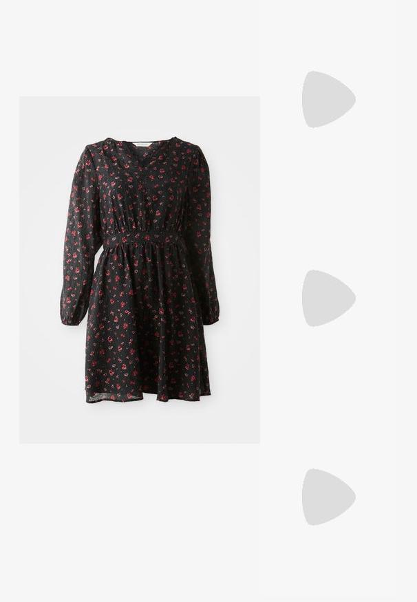Robe noire à manches longues avec imprimé floral rouge, décolleté en V, taille froncée et jupe légèrement évasée présentée sur fond blanc.; Botte de cowboy en cuir noir avec un bout pointu, un talon bas empilé et un motif de feuilles embossé complexe sur la tige. Boucle en haut pour un enfilage facile.; Femme portant un chemisier à motif noir et blanc tenant un sac à main rouge brillant sur un fond uni.; Paire de boucles d'oreilles créoles argentées brillantes avec fermoirs en fil fin, présentée sur un fond gris clair.