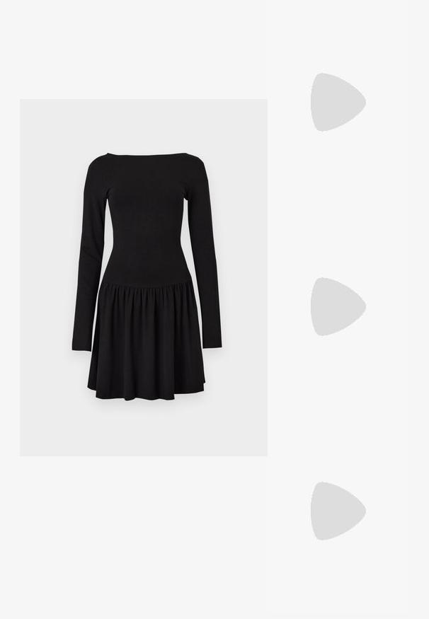 Zwarte jurk met lange mouwen, een nauwsluitend lijfje en boothals, met een geplooide, uitlopende rok onder de taille.; Zwarte laarzen tot de knie, gemaakt van soepel leer, met een blokhak, ronde neus en een strakke, ongecompliceerde uitstraling.; Strakke zwarte ovale zonnebril met donkere glazen en rechte pootjes, rustend op een wit oppervlak.; Zwarte leren riem met een ronde messingen gesp. Heeft een gestructureerd oppervlak en een gladde uiteinde dat naar een punt toelopend is.
