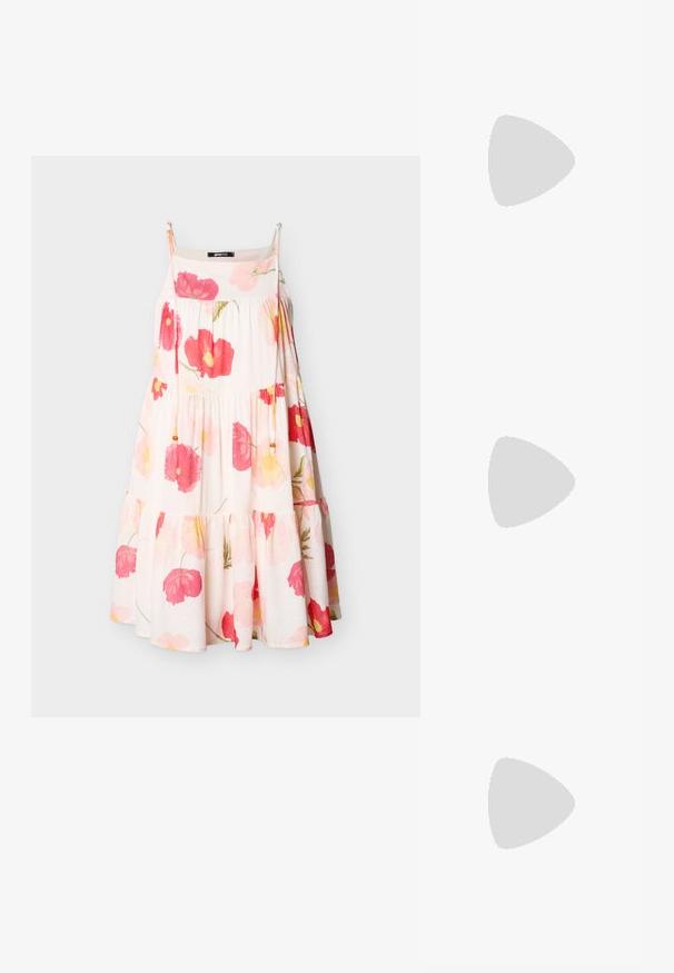 Hvid ærmeløs kjole med lyserøde og røde blomsterprint, tynde stropper, rynkede lag og dekorative snore med træperler.; Steve Madden BELINDA - Slingback-ballerinasko - brown/black; Hvid læderhåndtaske med en samlede design, forsynet med en guldkæde-strop og en rund form. Glat tekstur med bløde folder og ingen mønstre.; Sølv stjerneformede øreringe med en glat, poleret finish på en ensfarvet hvid baggrund.
