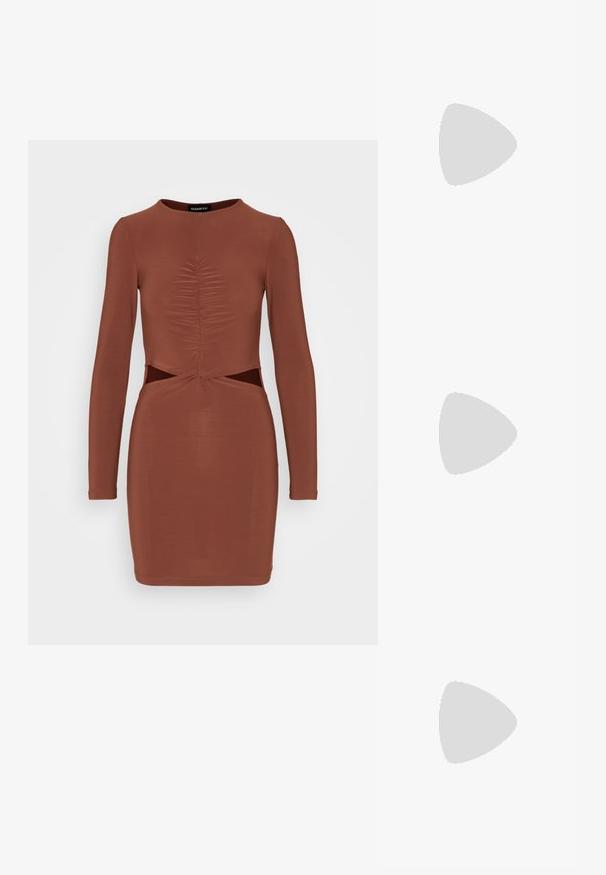 Even&Odd Jerseykleid - brown; Knöchelhohe weiße Gummistiefel mit einer robusten Sohle und elastischen seitlichen Einsätzen. Verfügt über Zuglaschen an der Oberseite für leichteres Anziehen. Glatte Textur.; Klare, quadratische Kunststoffbrillen mit durchsichtigen Gläsern, die goldene Akzente an den Bügeln für zusätzliche Details aufweisen.; Beige Lederhandtasche mit einer geschwungenen Form, Kettenriemen, silberner Hardware und abnehmbarem kleinem Täschchen. Texturiertes Band mit Logo-Muster.