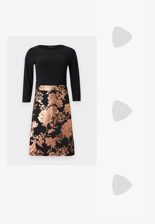 Robe noire à manches longues ; corsage ajusté et jupe évasée avec motif floral en or rose. Texture lisse et encolure ronde.; Chaussure à talon haut en cuir verni noir avec un bout pointu, une bride de cheville et un large talon bloc pour la stabilité, présentant une texture lisse et brillante.; Porte-monnaie noir en daim avec une finition texturée, doté d'une chaîne dorée et d'un design épuré et angulaire.; Boucles d'oreilles en métal doré en forme d'ergots, présentant un design irrégulier et lisse avec une surface réfléchissante et des bords ondulés. Sans embellissements supplémentaires.