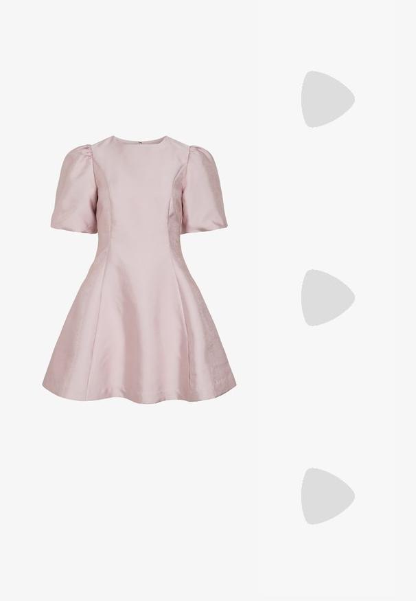 Robe courte en satin rose clair avec manches courtes bouffantes et taille cintrée s'évasant en jupe trapèze.; Mules à talons ouverts beige avec une finition matte lisse, ornés de strass transparents disposés en motif sur le dessus.; Pochette en satin vert clair avec une bandoulière chaîne en or et cristaux, forme rectangulaire avec des plis doux sur un fond uni.; Boucle d'oreille en argent avec une finition polie, présentant de petits détails en or et de forme ronde, portée sur le lobe.