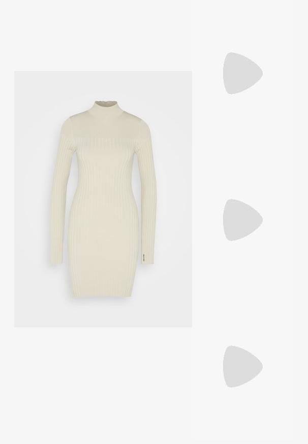 Calvin Klein ICONIC MINI DRESS - Etuikleid - oxford tan; Knöchelhohe weiße Gummistiefel mit einer robusten Sohle und elastischen seitlichen Einsätzen. Verfügt über Zuglaschen an der Oberseite für leichteres Anziehen. Glatte Textur.; Weiße Leder-Umhängetasche mit Reißverschluss, geschwungener Form und erhabenem, auf der Vorderseite geprägtem CK-Logo.; Silberne Creolen mit einer glatten, glänzenden Oberfläche. Kreisform, ausgestattet mit einem sicheren Verschluss. Einfaches und elegantes Design.