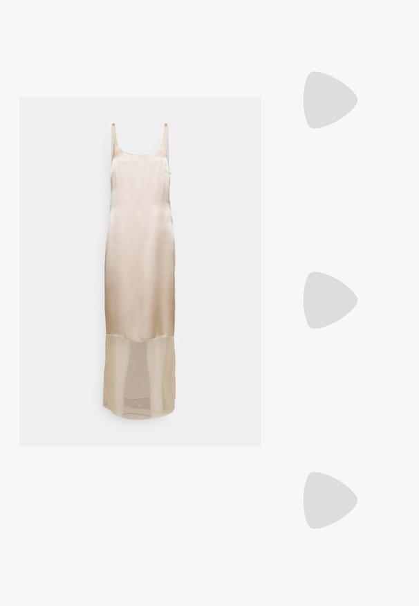 Satin beige slipdress met dunne bandjes, een getailleerde pasvorm en een doorschijnende onderpaneel dat tot halverwege de kuit reikt.; Beige leren pumps met hoge hak, een spitse neus, een gladde textuur en een slanke stilettohak. Minimalistisch ontwerp zonder extra versieringen.; Witte textuur clutch bag met een geplooide ontwerp, voorzien van een gouden kettingriem. Gladde afwerking met subtiele golven en afgeronde randen.; Goudkleurige oorbellen met parelaccenten, voorzien van een sierlijk floral ontwerp en versierd met sprankelende stenen. Met een clip-on sluiting.