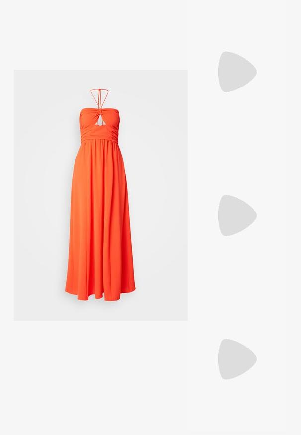 Maxi kjole i lys orange stof med et stropløst design, der har en nøglehuludskæring og sammensyning ved bodicen.; Sorte slidssandaler med bred rem, flad sål og minimalistisk design. Materialet virker glat med en mat finish.; Pieces PCALUANA SHOULDER BAG - Håndtasker - black; Guldtonede hoops øreringe med en halvmåneform, poleret overflade og hængsel-lukning. Den glatte tekstur og den reflekterende finish forbedrer synligheden.