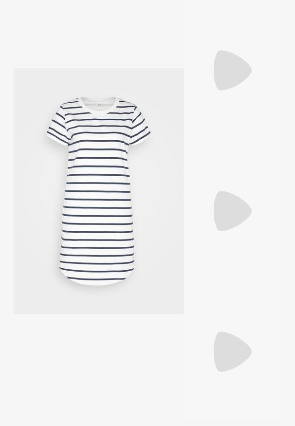 Gestreepte t-shirt jurk met korte mouwen, gemaakt van lichte stof. Heeft horizontale marineblauwe strepen op een witte achtergrond en een afgeronde zoom.; Witte platform sneakers met een gladde leertextuur, geperforeerde details en platte veters; voorzien van een dikke witte rubberen zool.; Ronde zonnebrillen met transparante grijze monturen en grijs-getinte lenzen. Metalen accenten op de veren en gebogen armen voor stabiliteit.; Zwart leren handtas met een driehoekige vorm, schuine klep en een ronde handgreep. Heeft een gladde textuur en minimalistische ontwerpelementen.