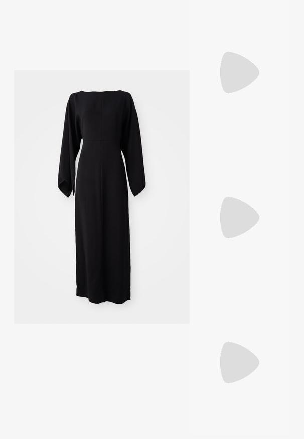 Robe noire à manches longues avec une coupe droite, dotée d'un décolleté bateau et d'une texture douce et lisse. Pas de motifs visibles ni de détails en métal.; Chaussure plate en cuir noir avec un bout arrondi et un design froncé le long de l'ouverture. Présente un détail discret en métal argenté sur le devant.; Sac en cuir noir avec une poignée arrondie, fermeture éclair en argent, bordure en fourrure blanche et un long gland crème attaché à l'avant.; Boucles d'oreilles en argent en forme de créoles avec une finition incurvée et brillante, et un design sans couture. Équipées d'une fermeture à charnière pour un port sécurisé.