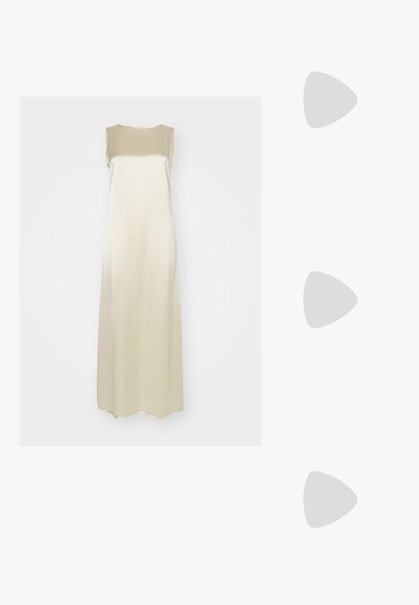 By Malene Birger AUDETTE - Robe de cocktail - oyster gray; Escarpin slingback en cuir beige avec un bout pointu et un talon haut fin. Présente une découpe au talon et une finition lisse.; Pochette en tissu crème avec un design froncé, cadre en métal argenté, deux boules décoratives, et une bandoulière chaîne argentée.; Bague en or arborant un design fluide et organique avec deux bandes incurvées se chevauchant. Texture lisse et brillante avec une finition polie.