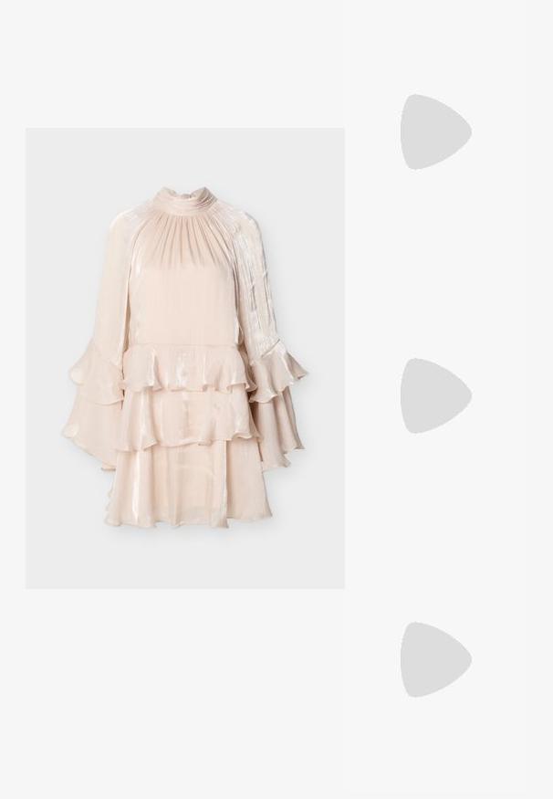 Lichtroze satijnen jurk met hoge hals, geplooide lijfje, gelaagde ruches op de rok en uitlopende klokmouwen.; Gouden leren slingback hakken met spitse neus, kleine kittenhak en twee gespaccenten op de vamp. Gladde textuur, strak ontwerp.; Geel geplooide handtas van soepel nepleer, met een zachte vorm, een enkele schouderriem en een verzameld ontwerp aan de bovenkant.; Een paar glanzende, onregelmatig gevormde gouden metalen oorbellen met een gekreukeld, glad oppervlak op een effen lichte achtergrond.