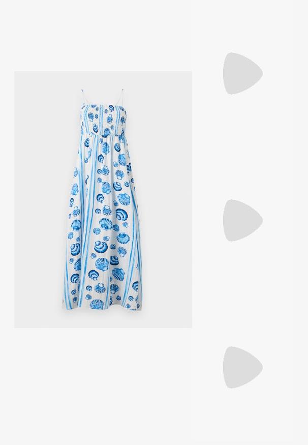 Maxi kjole i let stof, med en smocket liv, blå skal mønstre og tynde stropper. Lodrette blå striber fremhæver designet.; Beige slidesandaler med to justerbare stropper og guldfarvede spænder. Korksål med en struktureret hvid gummisål.; Metal solbriller med ovale, lysebrune tonede linser. Slank sølvfarvet stel med teksturerede detaljer og rødbrune spidser på stængerne.; Kremfarvet vævet håndtaske med rund form, kort håndtag og dekorativ guldfarvet lås hængende foran i midten.