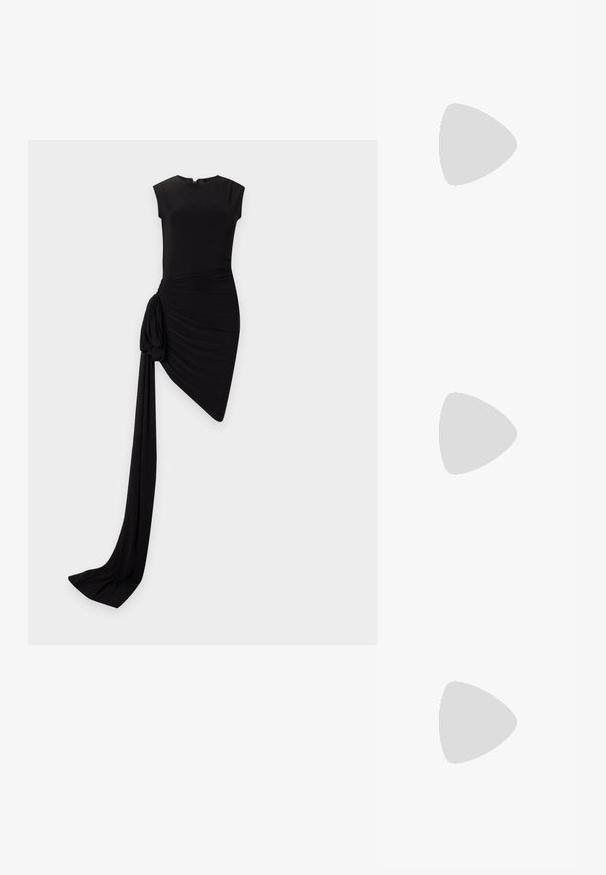 Schwarzes ärmelloses asymmetrisches Kleid mit gerafftem Detail an der linken Hüfte und langem fließendem Stoff, der von der Hüfte bis zum Boden reicht.; Schwarze Lackleder-Slingback-Pumps mit einer spitzen Zehenpartie, schlankem Design und schmalem Stiletto-Absatz. Glatte Textur, minimale Verzierungen.; Schwarze Leder-Clutch mit geraffter Textur, Metallverschluss und dezentem, auf der Vorderseite geprägtem Logo. Abgerundete Form.; Silberne Ohrringe mit einer organischen, abstrakten Form. Glatte, glänzende Oberfläche mit einem konischen Design. Mit dezenten Kurven und einem zentralen Linienelement.