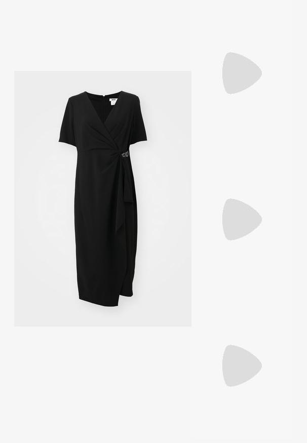 Robe noire à manches courtes, au design enroulé et devant drapé. Présente un accent métallique décoratif à la taille. Texture de tissu lisse.; Escarpins noirs en cuir à bout pointu avec un talon aiguille, présentant une texture lisse et un design minimaliste. Intérieur doublé de couleur beige.; Sac à main en cuir noir avec une forme arrondie, une courte poignée, des accessoires en or et une fermeture éclair en haut. Présente un accent de logo à l'avant.; Boucles d'oreilles en or avec une forme lisse et arrondie et une surface brillante ; elles comportent une petite tige pour une fixation sécurisée.