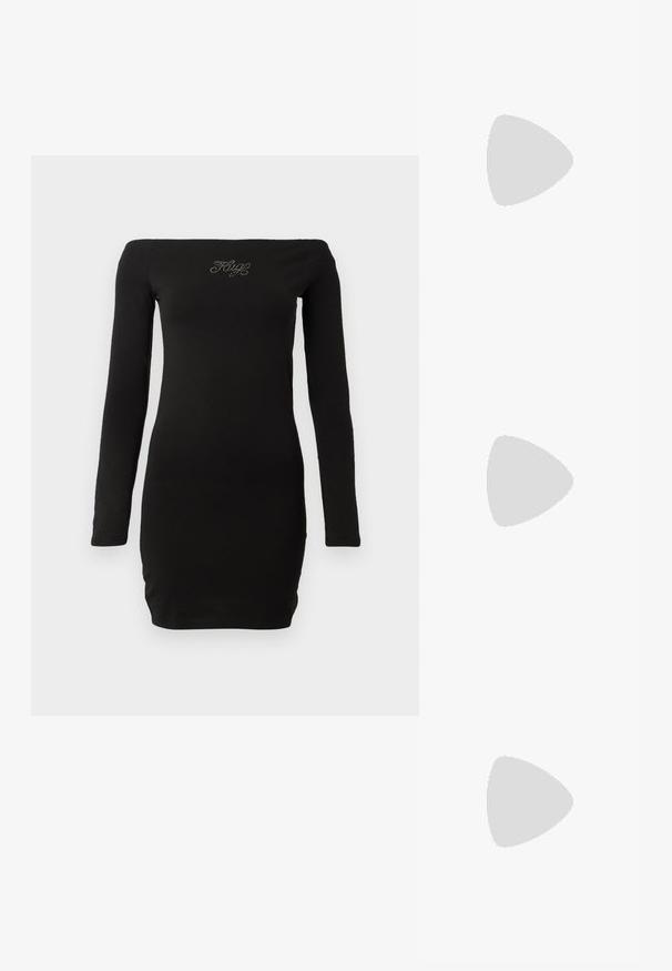 Sort off-shoulder langærmet kjole, tætsiddende design, lavet af glat stof, med udsmykket tekst på brystet.; ALDO PILLOW WALK PULL ON GLAJAR - Højhælede støvler - black; Sort patenteret læder skuldertaske med en buet form, prydet med et sølvfarvet trekantet logo og en lynlås-lukning. Glat tekstur og slank rem.; Runde sølv ørestikker med bogstavet G i midten, omgivet af to rækker små klare krystaller.