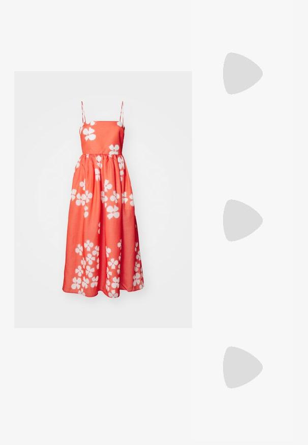 Robe maxi en corail avec un motif floral blanc, présentant des bretelles fines, une taille froncée et un tissu lisse et léger.; MARC JACOBS Mules - black; Sac tissé avec un motif texturé noir et crème, une poignée en bambou et une bandoulière en chaîne dorée amovible. Forme rectangulaire compacte.; Boucles d'oreilles en or en forme de d'anneaux lisses et courbés avec une finition polie. Équipées d'un mécanisme de fermeture et de légères indentations pour le détail.