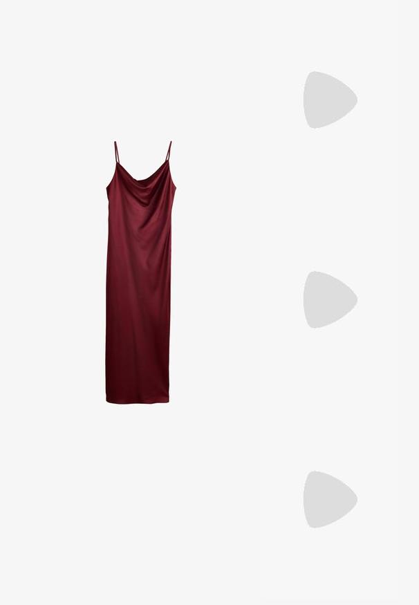 Vestido de satén rojo oscuro sin mangas con tirantes finos y escote con drapeado.; Sandalias de tacón alto negras con parte superior de cuero suave, punta abierta y diseño de tira única con un detalle de hebilla dorada.; Cartera de cuero negro con una correa de cadena dorada, que presenta un logotipo dorado en el frente. Diseño minimalista con una textura suave y forma estilizada.; DIAMANT L'ÉTERNEL Collar - gold coloured