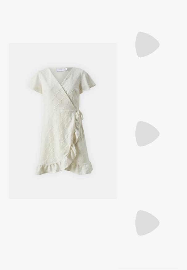 Vestido envolvente de un suave color beige claro, hecho de un tejido texturizado con un patrón de diamantes, mangas cortas con volantes, dobladillo con volantes y detalle de lazo en el lado.; Zapato de tacón destalonado de cuero blanco con punta afilada, tacón bloque de altura media y correa ajustable. Textura suave; diseño minimalista.; Bolso de mano de imitación cuero blanco con una forma triangular estructurada, correa ajustable única y cierre con solapa acentuada en curva.; Pendientes de aro de plata con un charm de cruz y corazón. Textura suave y brillante con un acabado pulido. Cada charm cuelga de un lazo seguro.