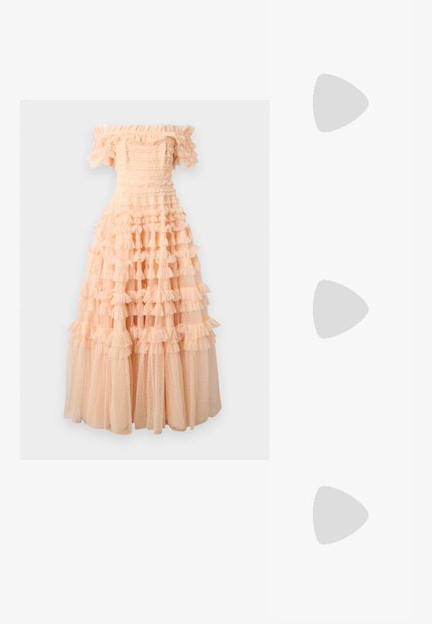 Robe pêche à épaules dénudées avec tulle volanté en couches, corsage ajusté, manches courtes, et jupe fluide à étages avec texture ponctuée.; Sandale blanche à talon haut avec lien à la cheville et détail floral en dentelle à l'avant sur un fond clair uni.; Petit sac pochette doux rose avec cadre métallique argenté et fermoir rond, reposant sur une surface plate et claire avec une bride de poignet repliée devant.; Boucles d'oreilles en perles avec un design délicat combinant des perles de petite et moyenne taille, de couleur crème, en forme de nœud.
