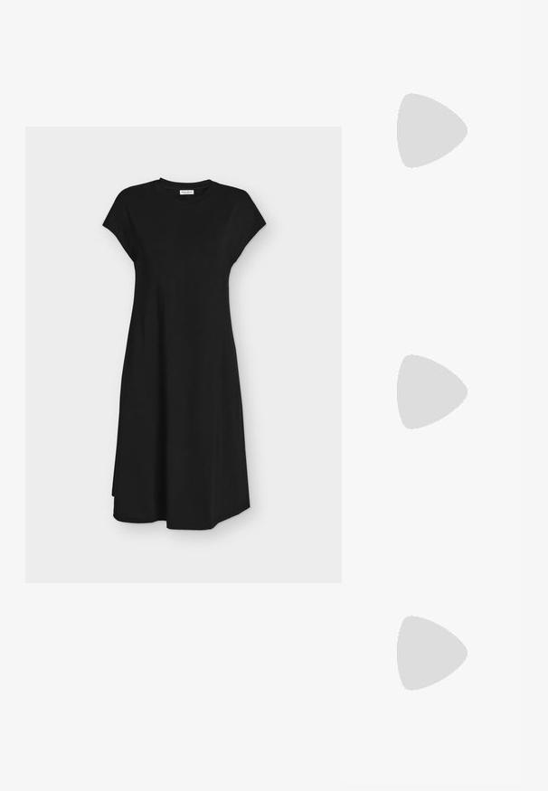 Zwarte jurk tot kniehoogte met korte mouwen, een ronde hals en een licht uitstaande A-lijn silhouet op een neutrale achtergrond.; Anna Field by Zalando Laarzen - black; Zwarte leren schoudertas met dubbele bandjes bevestigd met gouden ringen en klinknagels, glad en licht glanzend oppervlak, eenvoudig ontwerp.; Zilveren metalen oorbellen met een minimalistisch gebogen ontwerp, met uitgerekte, open druppelvormen en een matte afwerking.
