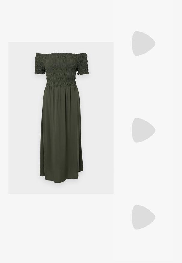 Robe décolletée en vert olive foncé, avec un corsage smocké, des manches courtes et une jupe fluide longueur cheville. Tissu doux et léger.; Mule noire à bout ouvert avec talon bloc bas et large bride ornée d'une boucle argentée et de détails à œillets, vue de côté.; Sac à main noir rembourré avec une poignée arrondie, présentant une surface lisse et brillante ainsi qu'une texture douce et matelassée. Pas de quincaillerie ou d'accents visibles.; Boucles d'oreilles en or de différentes tailles, présentant une texture lisse et polie ainsi qu'une forme arrondie, avec un design de fermoir sécurisé.