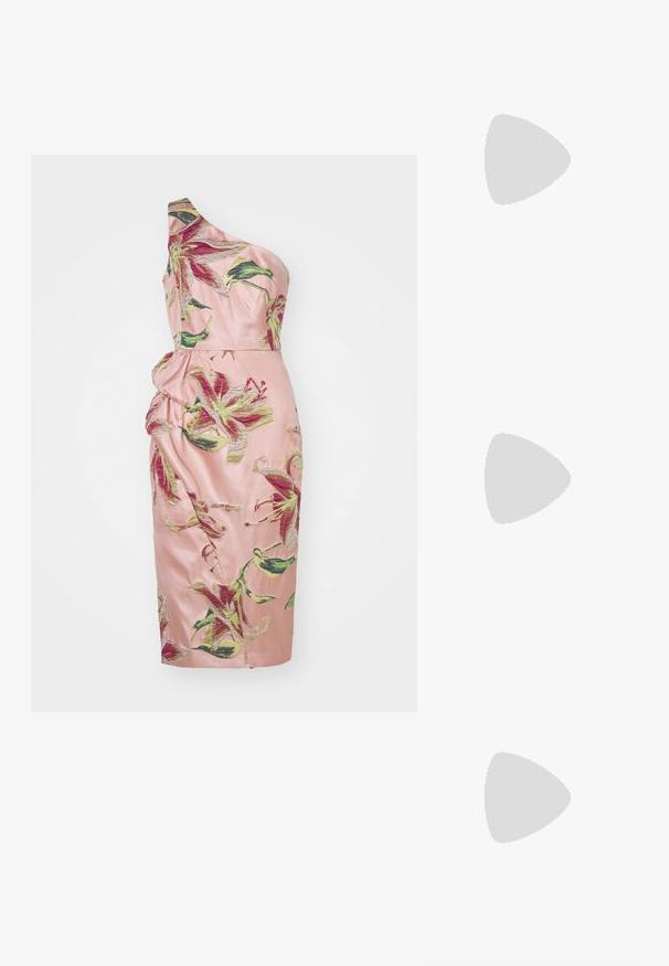 Robe asymétrique en satin rose, ornée de grands motifs floraux en vert et bordeaux. Le ruché à la taille ajoute de la texture.; Sandales dorées à talons avec un devant noué, texture plissée et une bride de cheville. Le talon carré a un design strié, améliorant l'adhérence.; Pochette en or métallisé avec tissu plissé, dotée d'un nœud en haut et d'une bandoulière en chaîne dorée pour une polyvalence et une facilité de transport.; Maria Black RIVER EARCUFF - Boucles d'oreilles - gold-coloured