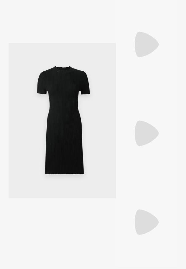 Zwart geribbeld jurkje met korte mouwen, ronde halslijn, aansluitende silhouet en knie-lengte. Gemaakt van een gestructureerde stof met verticale lijnen.; Zwarte leren puntige hakken met een stiletto hak, voorzien van een gladde textuur en een minimalistisch ontwerp. Interieur is gevoerd in een tan kleur.; Witte schoudertas in halve maanvorm met verstelbare band en zwart "cK" logo nabij het midden onderaan op een effen achtergrond.; Goudkleurige vierkante oorbellen met één zijde bezaaid met kleine, heldere strass-steentjes, vastgezet met een pinnetje aan de achterkant.