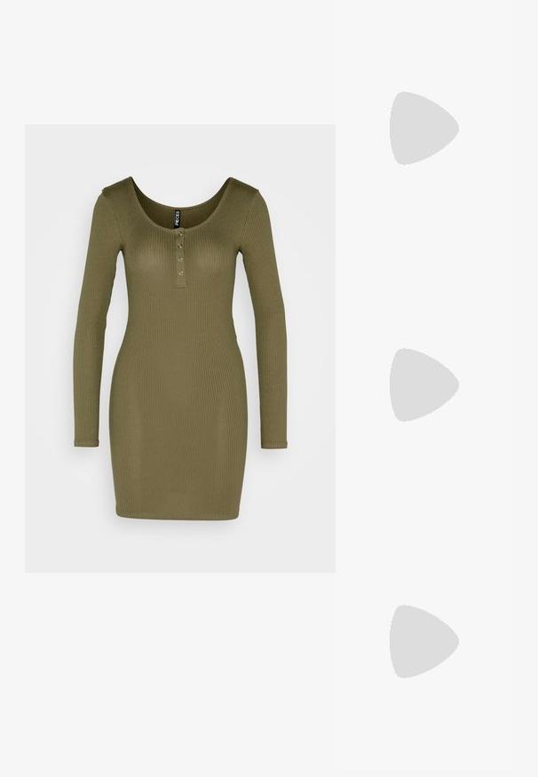 Pieces PCKITTI DRESS - Džersejové šaty - deep lichen green; Čierna kožená topánka s dvoma remienkami na pracku, obsahujúca perforované detaily, zaoblenú špičku a žltý šv okolo podrážky.; Čierna a strieborná kabelka s textúrovaným povrchom so vzorom diamantov, s uzlovou rukoväťou a štruktúrovaným tvarom.; Strieborné kruhové náušnice s minimalistickým dizajnom. Cirkulárny tvar, hladký povrch a tenký profil. Ľahké s lesklým povrchom.